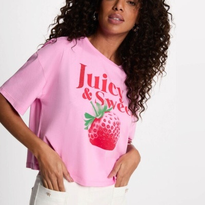 T-shirt rosa com estampa de morango e texto vermelho usada com saia branca