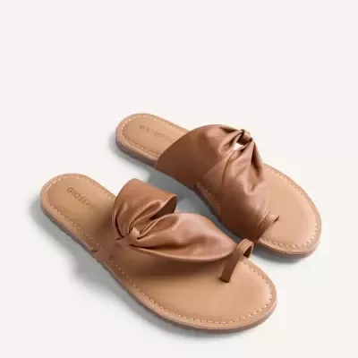 Chinelos de dedo castanhos em couro com faixa ondulada e sola com costura visível