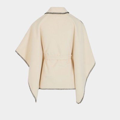 Casaco bege claro tipo capa com costura preta detalhada e cinto