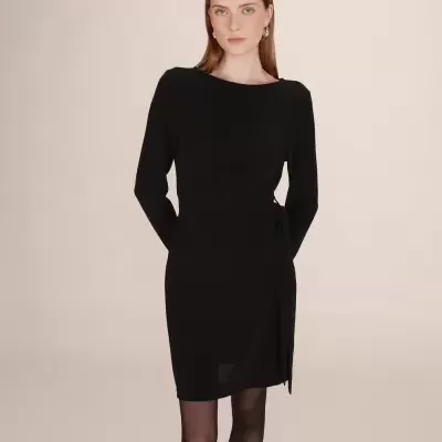 Vestido preto de malha com nó lateral e manga comprida