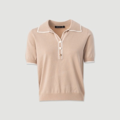 Camisola de malha bege com gola polo e detalhes em branco