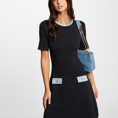 Vestido preto com detalhes azuis e mala azul claro