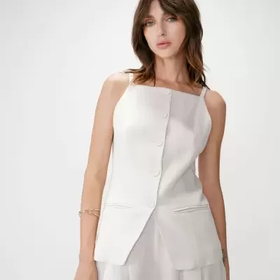 Top feminino sem mangas com botões e bolsos, cor bege claro.