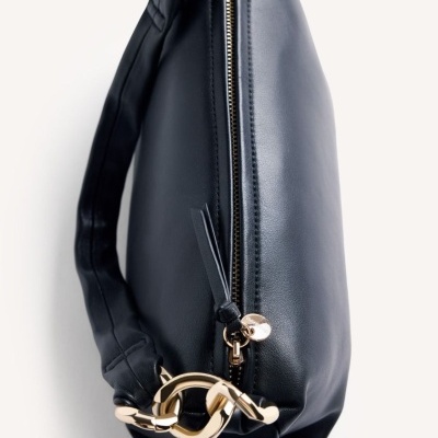 Mala preta em pele com fecho dourado e alça com argolas douradas