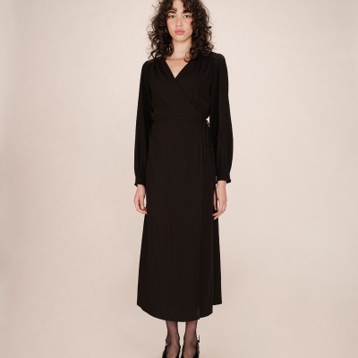 Vestido comprido preto com mangas compridas e cinto na cintura
