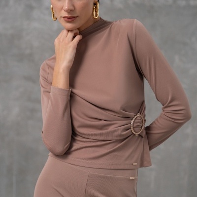 Conjunto feminino bege com blusa de manga comprida, calças e fivela dourada na blusa