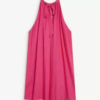 Vestido rosa com laço nas costas em fundo branco