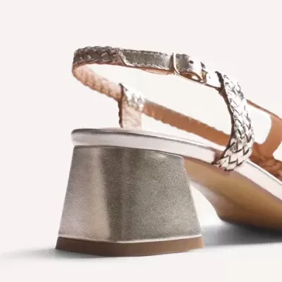 Sandália dourada com salto em bloco e tiras trançadas