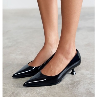Sapatos de salto baixo pretos em verniz com bico fino