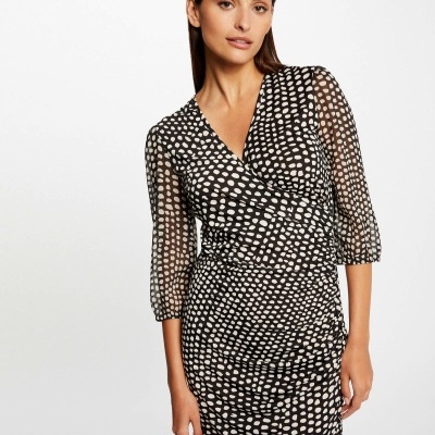 Vestido preto com bolinhas brancas e mangas transparentes