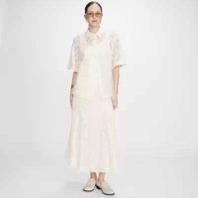 Conjunto camisa e saia de renda creme com sapatos baixos creme