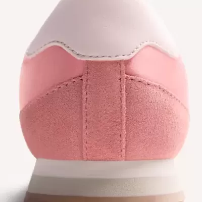 Ténis rosa e branco visto de trás com sola bege