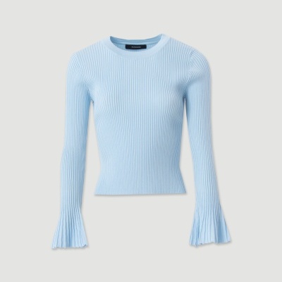 Camisola de malha azul clara com mangas compridas e gola redonda