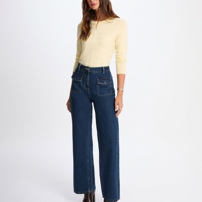 Mulher com roupa casual de malha e ganga em fundo branco