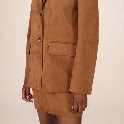 Conjunto castanho de camurça com blazer e saia curta