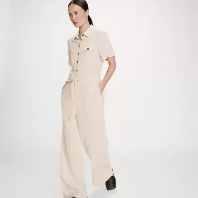 Macacão comprido bege claro com botões castanhos e cinto de tecido