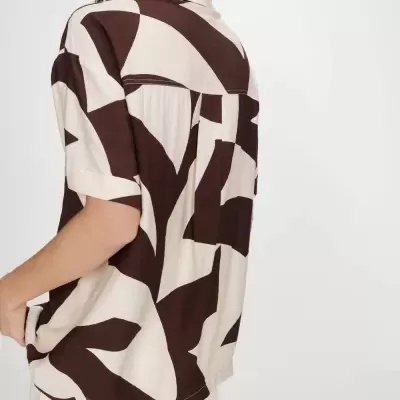 Blusa estampada castanha e bege vista de costas