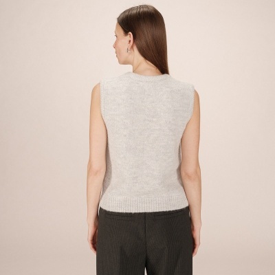 Camisola cinzenta sem mangas vista de costas com calças pretas.