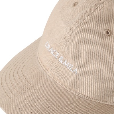 Boné bege de tecido com texto bordado branco GRACE & MILA