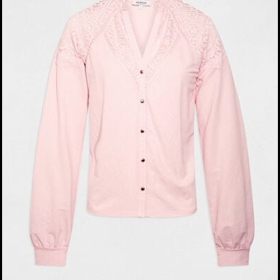Camisa feminina rosa claro com detalhes em renda bordada e botões ao centro