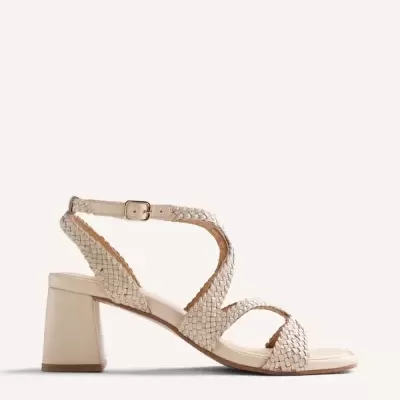 Sandália de salto quadrado bege com tiras entrelaçadas