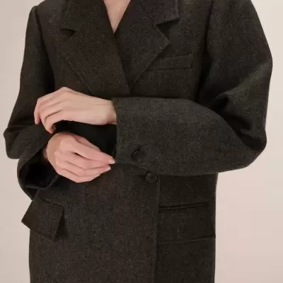 Casaco feminino castanho escuro com botões e bolso, mostrado num fundo claro