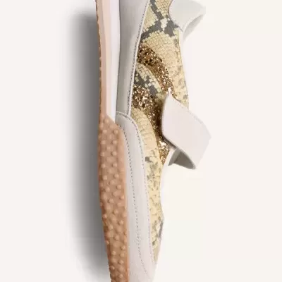 Ténis casual com padrão pele de cobra e fecho em velcro