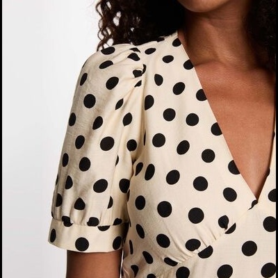 Vestido ou blusa bege com bolinhas pretas e decote em V