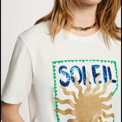 T-shirt branca com estampa de sol dourado e texto azul