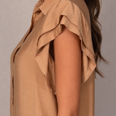 Blusa camel feminina com mangas de folhos curtos vista de lado.