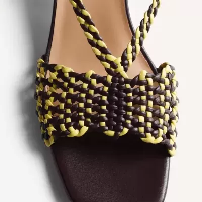 Sandália feminina com cordas trançadas amarelas e marrons e sola castanha