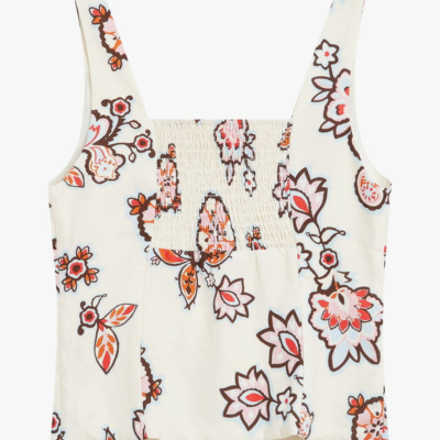 Top branco com padrão floral rosa e vermelho e detalhe franzido