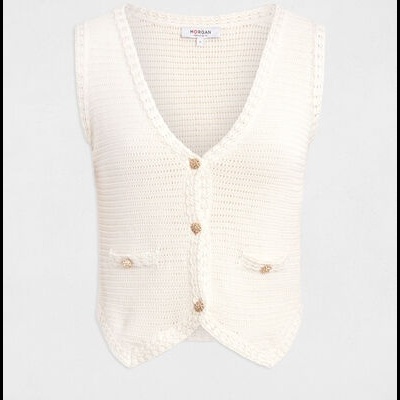 Colete feminino creme de malha com botões dourados e dois bolsos pequenos