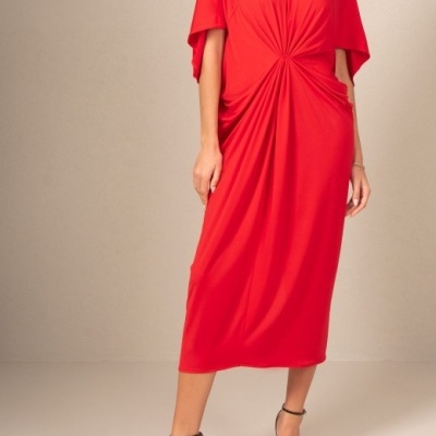 Vestido midi vermelho com franzido ao centro e mangas curtas