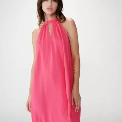 Vestido curto rosa com gola alta e abertura frontal