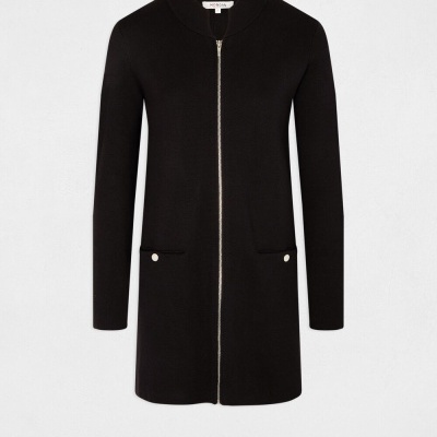 Casaco preto comprido com fecho dourado e bolsos