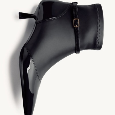 Botim preto feminino com salto médio e tira com fivela