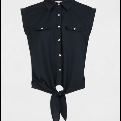 Camisa preta sem mangas com gola e botões prateados
