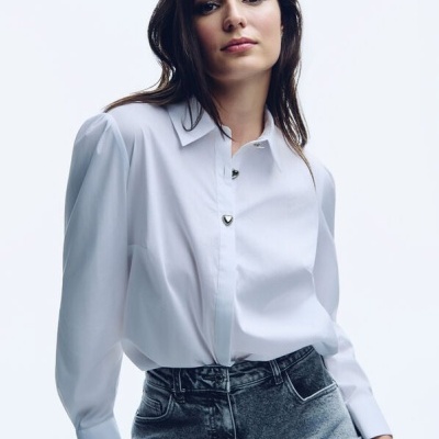 Camisa branca feminina com botões de coração e jeans cinza claro