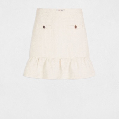 Saia creme curta com folho e botões decorativos na frente