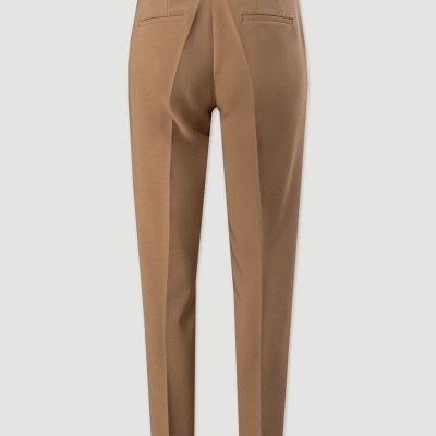 Calças castanho claro de tecido com cintura elástica preta e bolsos traseiros