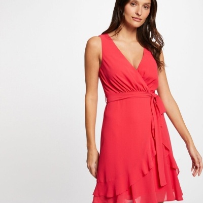 Vestido vermelho curto com decote em V e folhos vestido por modelo