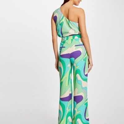 Conjunto feminino com padrão abstracto em tons verdes, roxos e azuis visto de costas