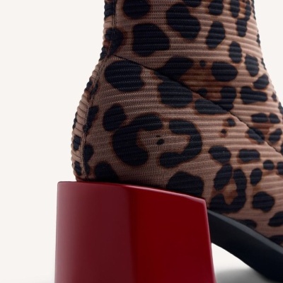 Bota com padrão animal print e salto quadrado vermelho