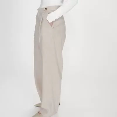 Calças largas bege claro com sapatos e camisola branca