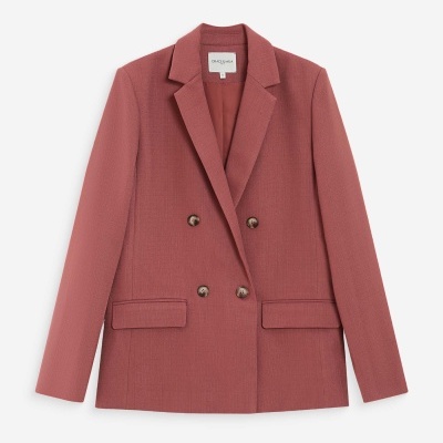 Blazer feminino rosa coral texturizado com botões dourados e bolsos frontais