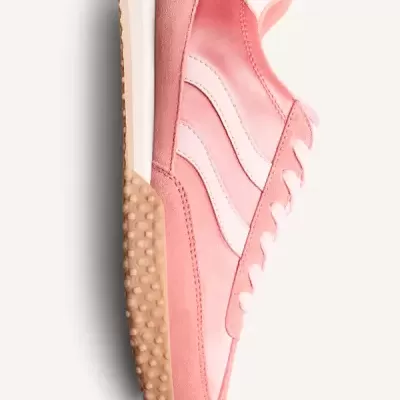 Ténis rosa com sola beige e riscas brancas