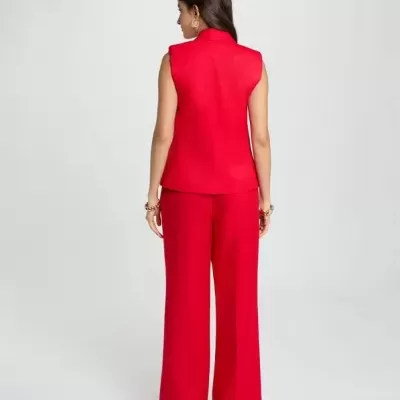 Fato feminino vermelho de colete sem mangas e calças largas visto de costas