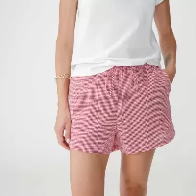 Calções xadrez vermelho e branco com t-shirt branca com texto vermelho