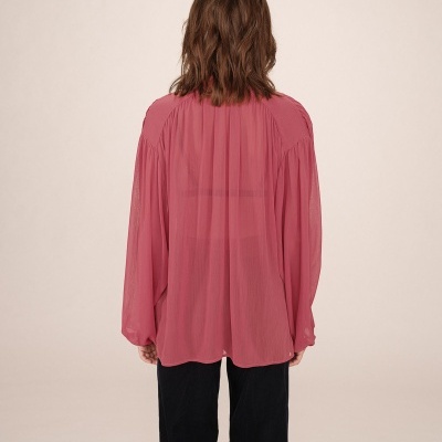 Blusa rosa com pregas vista de costas